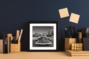 Monochrome Chevrolet Bel Air-Vorderansicht mit Rasen und Bäumen hinter dem Auto