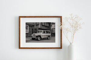 Vintage Willys Kombi mit runden Scheinwerfern und markantem Frontgrill