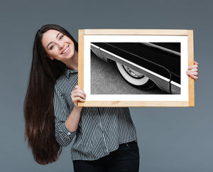 Heller Chromstreifen über dem Weißwandreifen eines alten Lincoln Capri