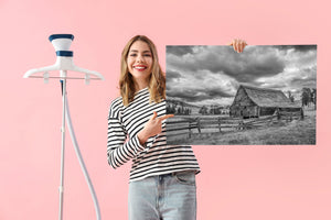 struttura storica del fienile in decomposizione immagine artistica in bianco e nero