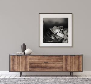 Monochrome Fotografie von zwei Hüten auf einem staubigen Tisch in einem verlassenen Haus.