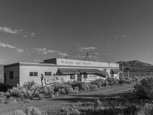 Edificio desgastado de aguas termales al sur de Jackpot, Nevada, rodeado de matorrales desérticos