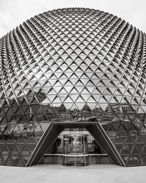 Fotografía monocromática vertical de la fachada diagrid y la puerta de entrada giratoria de SAHMRI.