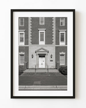 Bürogebäude des Lowe House in Annapolis, in Schwarzweiß fotografiert.