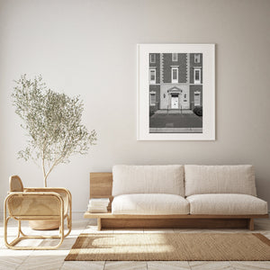 Annapolis-Architektur mit einem Giebeleingang und geordneten Fensterreihen.