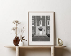 Schwarz-Weiß-Fotografie von Lowe House-Steindetails und Backsteinfassade in Annapolis.