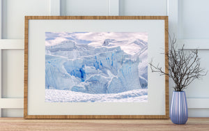 Glace fracturée de l'Antarctique avec une ouverture bleue plus foncée près du centre-gauche.