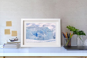 Motifs naturels d'ombre bleue, de glace fracturée et de neige blanche en Antarctique.