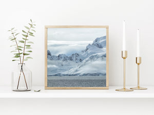 Tiefe Wolken verdecken Teile der schneebedeckten antarktischen Bergkämme.