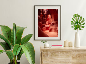 Geschwungene Sandsteinformationen umschließen einen gewundenen Durchgang durch Antelope Canyon.