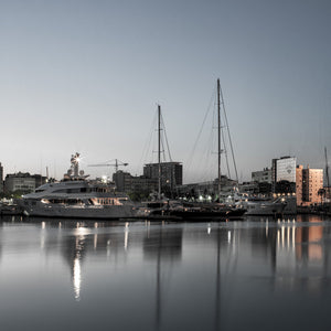 Luxejachten bij zonsopgang in Port Vell