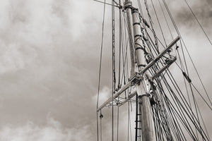 Photo nautique horizontale du gréement du Bluenose II à Lunenburg, en Nouvelle-Écosse.