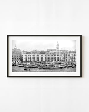 Boote entlang der Anlegestellen des Canal Grande in Venedig in Schwarzweiß