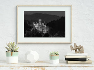 Fotografía de un castillo rumano en blanco y negro con arquitectura de piedra iluminada