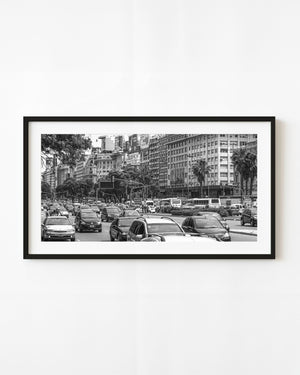 Avenue traffic in Buenos Aires, photographed in black and white.