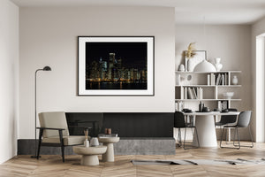 Beleuchtete Chicagoer Architektur erzeugt nach Einbruch der Dunkelheit ein dichtes Lichtmuster entlang des Seeufers.