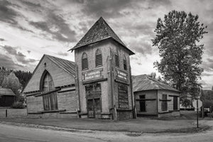 La chiesa di Sant'Andrea di Dawson City presenta un'architettura monocromatica dai toni