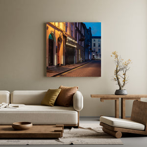 Stadsarchitectuur en lege straat gefotografeerd in Derry