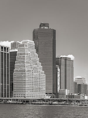 Vista vertical en blanco y negro de las torres de Manhattan y la ribera