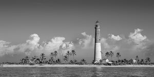Vista panorámica en blanco y negro de un faro en una isla tropical