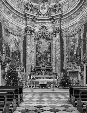 Intérieur monochrome de l'église Saint-Ignace de Dubrovnik avec un sol en damier