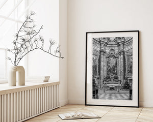 Autel de l'église baroque et fresques à l'intérieur de l'église Saint-Ignace de Dubrovnik