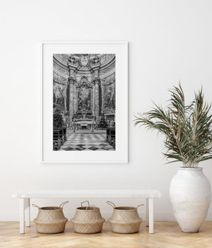 Grandes colonnes et peintures religieuses à l'intérieur de l'église Saint-Ignace de Dubrovnik
