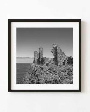 Dunluce Castle-Ruine über dem Meer in Schwarz und Weiß