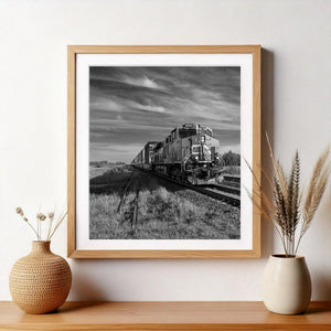 Las vías del ferrocarril convergen junto a un tren de carga en el campo de Saskatchewan