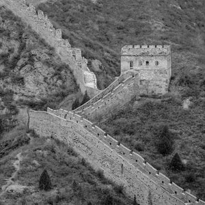 Steinige Chinesische Mauer schlängelt sich durch schroffe chinesische Berge