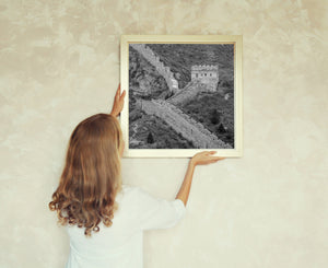 Historischer Wachturm der Chinesischen Mauer umgeben von steilem Gelände