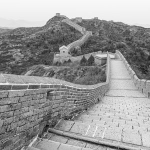 Breite, abgenutzte Stufen und Ziegelzinnen führen durch schroffe chinesische Hügel.