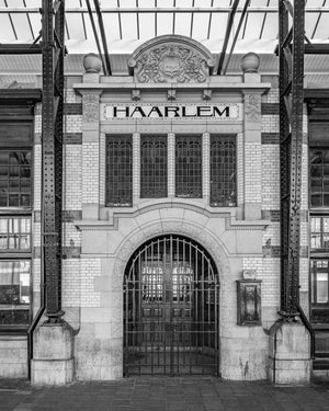 Historische Nederlandse spoorwegingang met gebogen poort