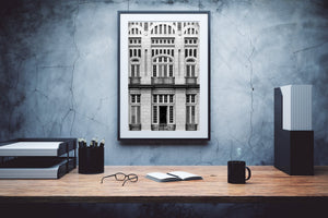 Monochromes architektonisches Detail aus Bogenfenstern und hellem Mauerwerk rund um einen Innenhof in Havanna.