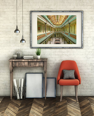 Architekturinterieur in Havanna mit geschichteten Balkonen und einer gewölbten Buntglasdecke im Hotel Raquel.