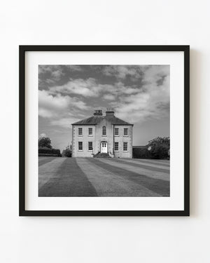 Schwarzweißfoto eines ländlichen Herrenhauses in Irland