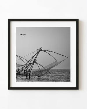 Silhouette der Kochi-Fischernetze in der Abenddämmerung in Schwarz und Weiß