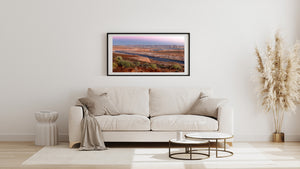 Los acantilados en capas se extienden a lo largo del horizonte más allá del lago Powell al amanecer.