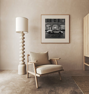 Fotografia monocromatica della supercar e del negozio di moda di Londra