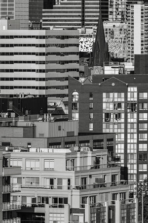 Arquitectura de la ciudad de Toronto con torres modernas y apartamentos de ladrillo en monocromo