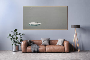 Einsamer Pinguin auf schwimmendem Eis in einer Antarktisfotografie mit gedeckten Farben
