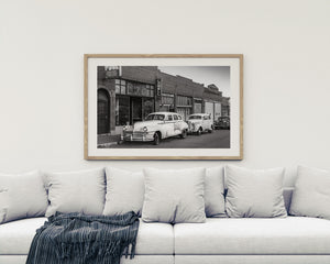 Alignement de voitures anciennes en monochrome devant le Lowell Gym sur Erie Street