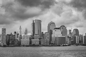 Skyline di New York City con il World Trade Center in una drammatica luce nuvolosa