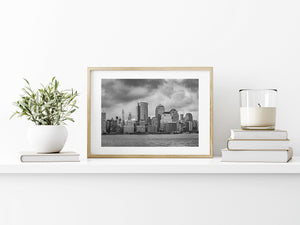 Cielo tempestoso sullo skyline del quartiere finanziario di New York City