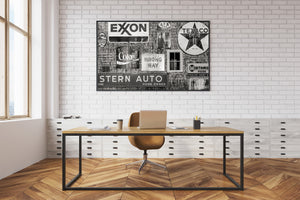 Colección rústica de letreros antiguos de automóviles y tiendas de piensos en Maine.