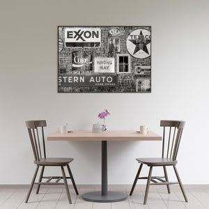 Imagen en blanco y negro de carteles publicitarios americanos en capas al borde de la carretera