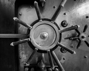 Industrielle Tresortür aus Stahl, fotografiert in einer Bank in Pennsylvania