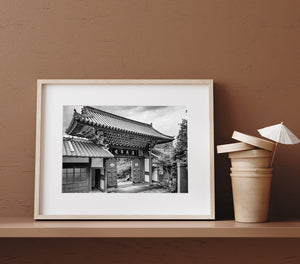 Historische Holztorarchitektur in Nagasaki, Japan, monochrom