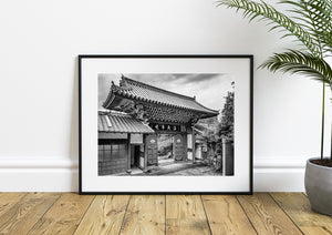 Japanische religiöse Architektur mit Steinweg und Holz Balken
