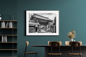 Symmetrische Tempeltorkomposition in Schwarz-Weiß-Fotografie